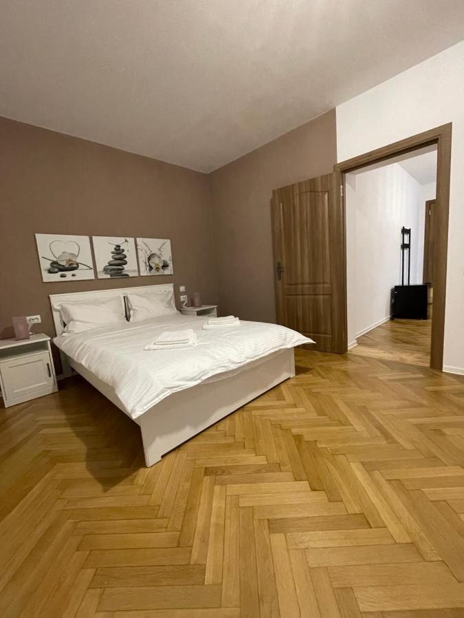 Schei Central Studios In The Heart Of Brașov Exterior foto